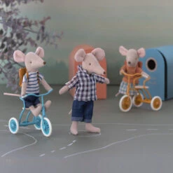 Maileg | Dad Mouse -Simple Play Stories Maileg Abri A Tricycle Ochre Petrol Blue 849491da fe96 4eeb 8b95 105d76eb00e4