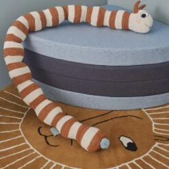 OYOY | Floor Rug | Lion -Simple Play Stories oyoy living design lion floor rug mustard close up 2